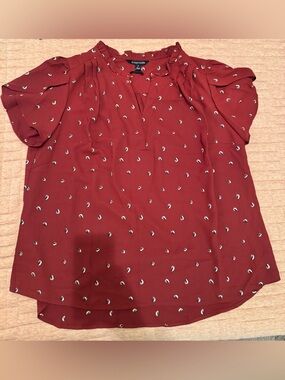 NWT 41 Hawthorn Dark Red/Brick Printed Ruffle Neck Blouse